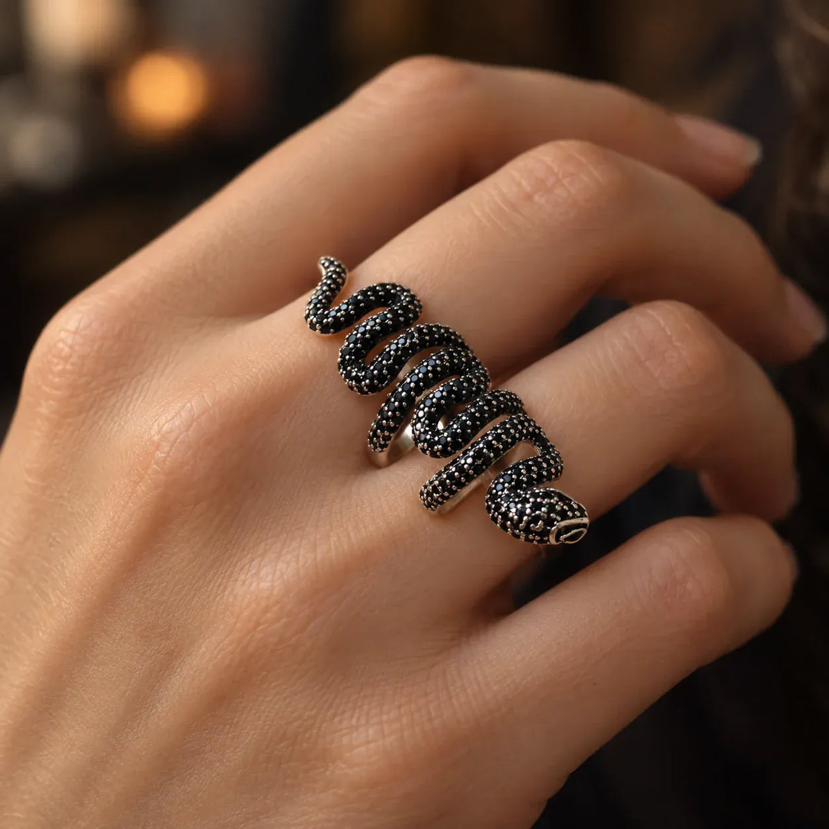 Bague Serpent Ondulant Pavé Noir porté
