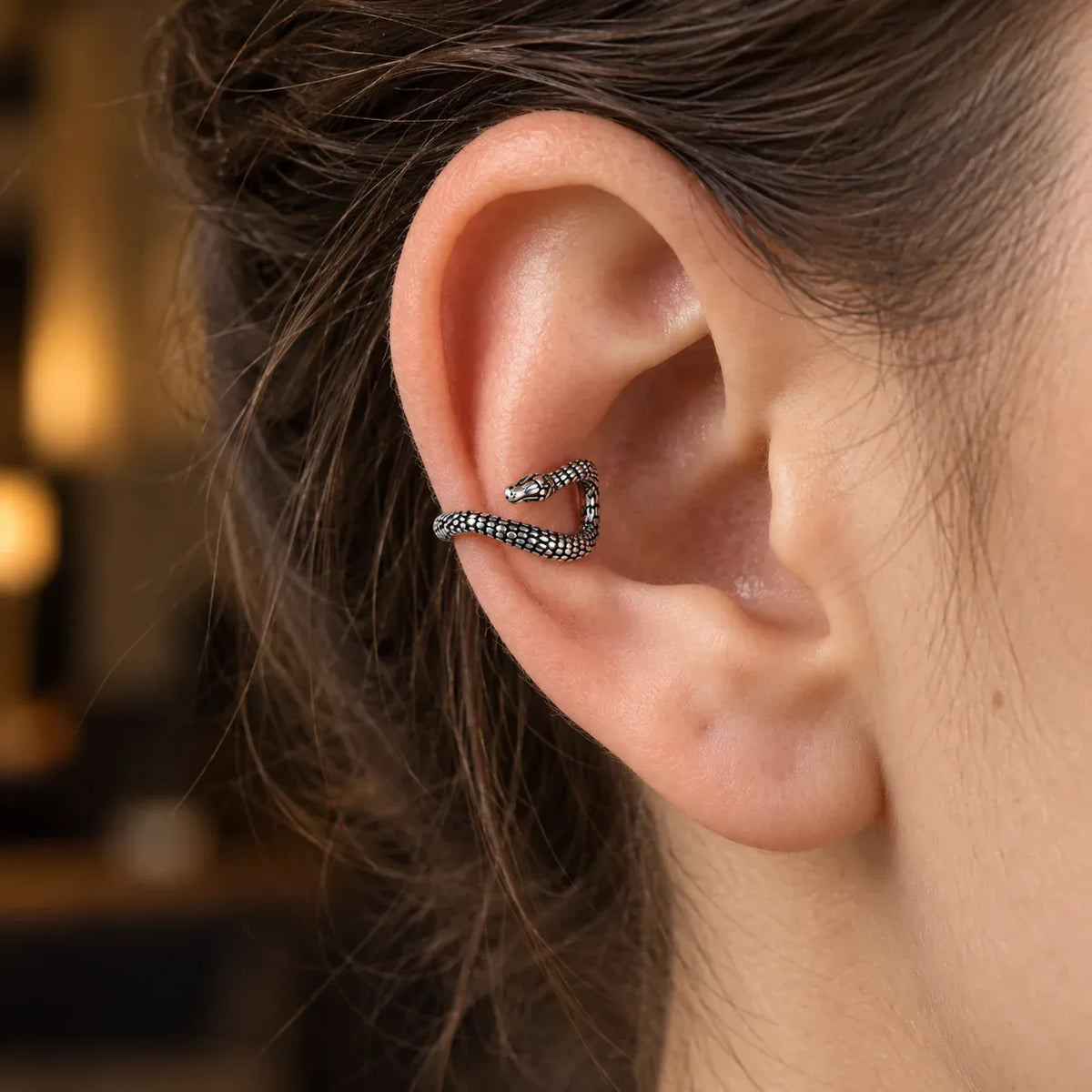 Bijou d'Oreille Petit Serpent Écaillé porté