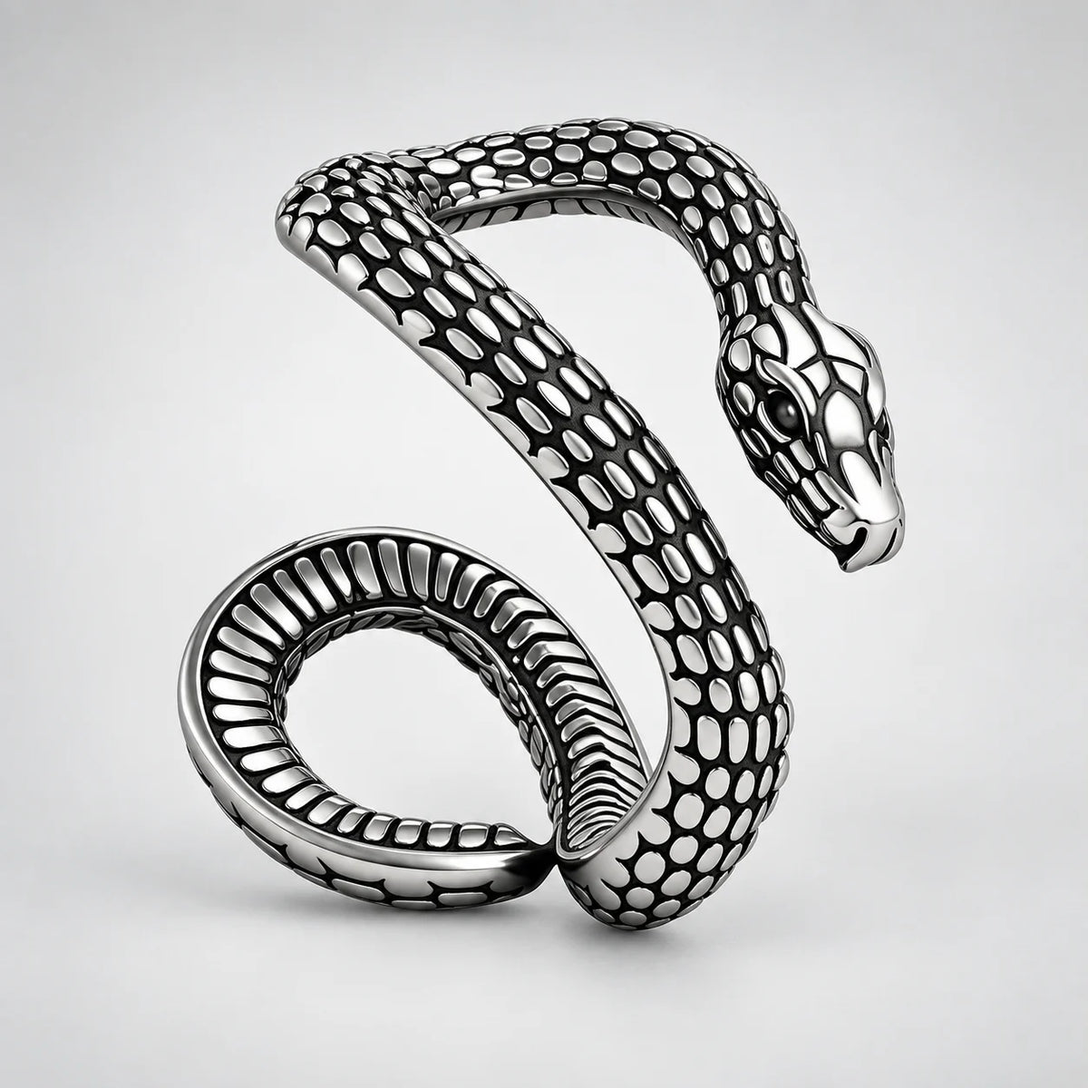 Bijou d'Oreille Petit Serpent Écaillé sur fond clair
