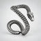 Bijou d'Oreille Petit Serpent Écaillé sur fond clair