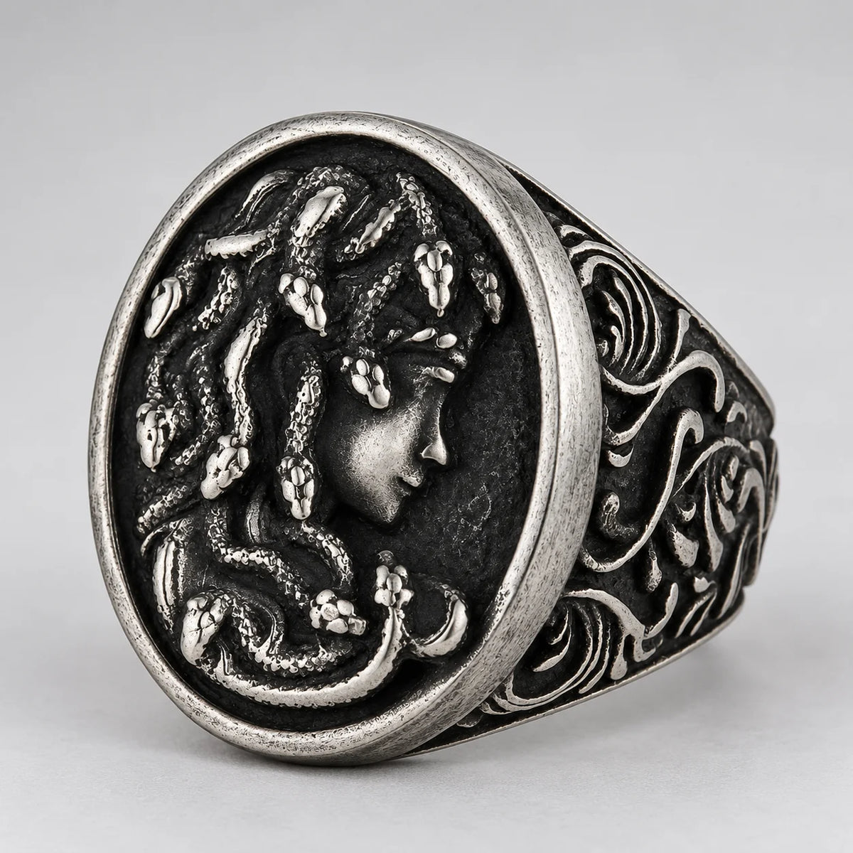 Chevalière Méduse de Profil — Argent vieilli