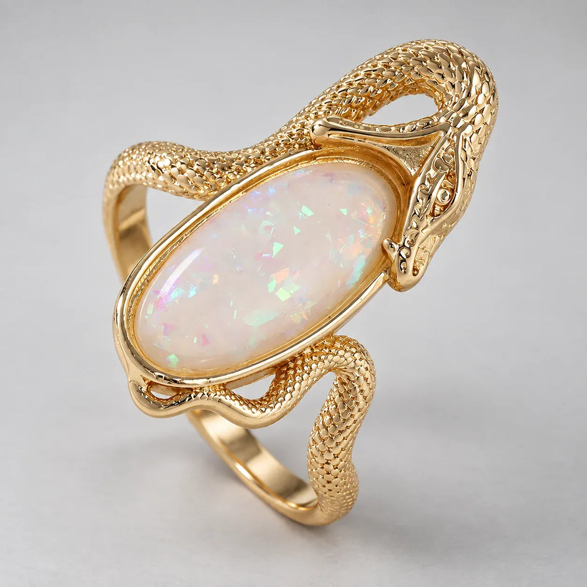 Bague Serpent Pierre Opaline sur fond clair