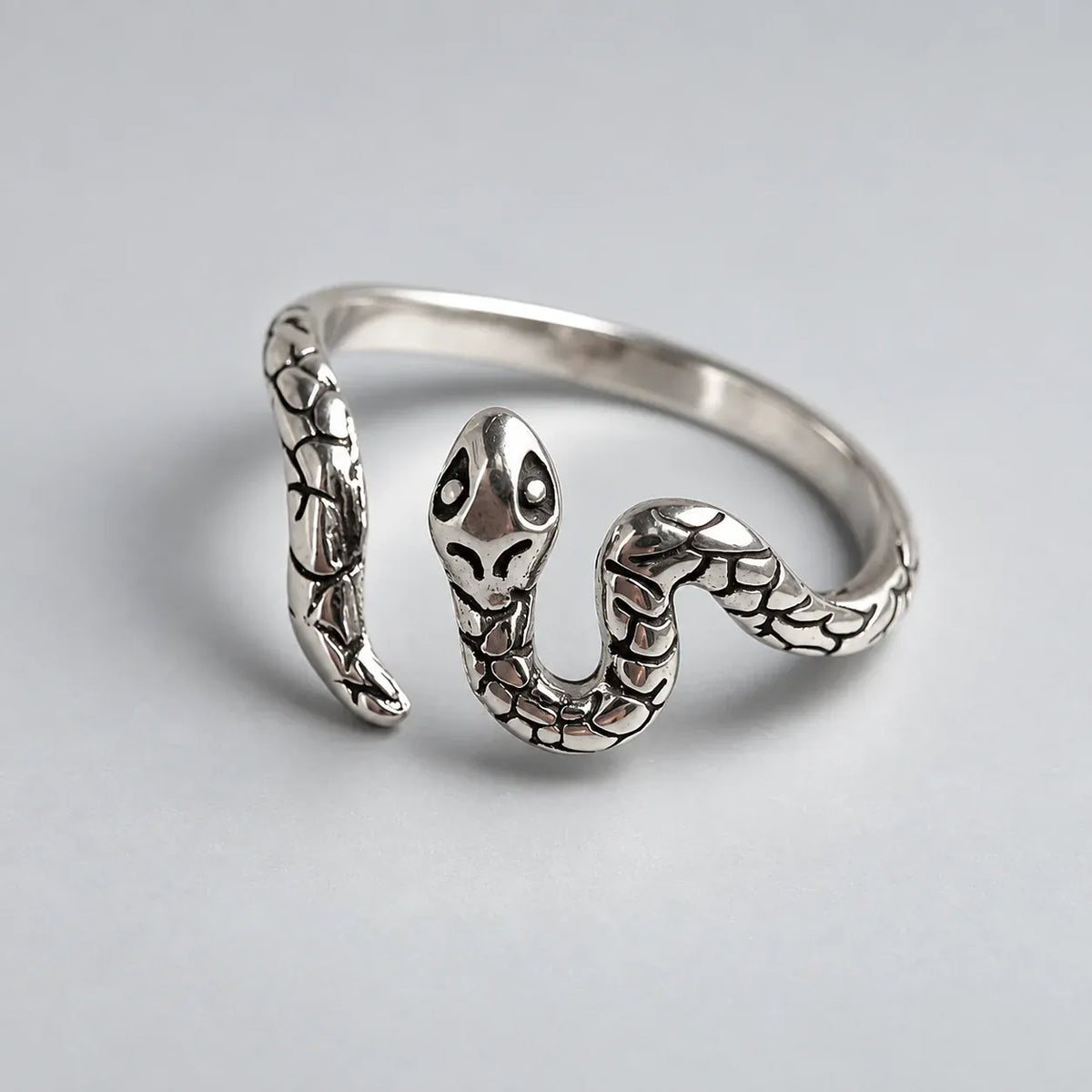 Bague Serpent Ondulant sur fond clair