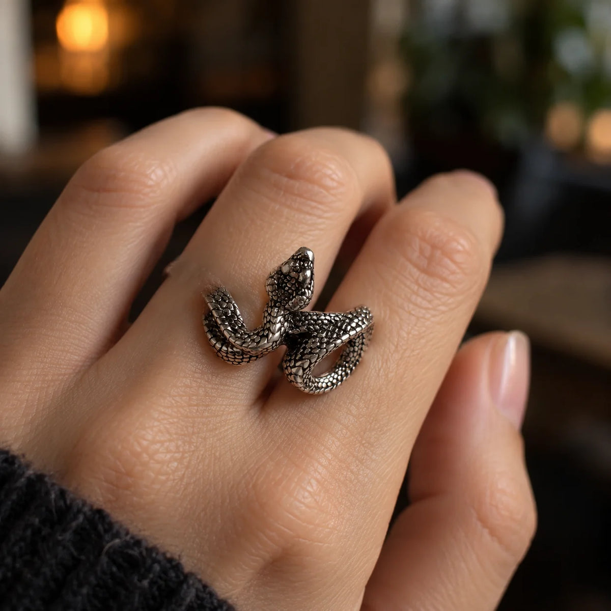 Bague Serpent Entrelacé porté