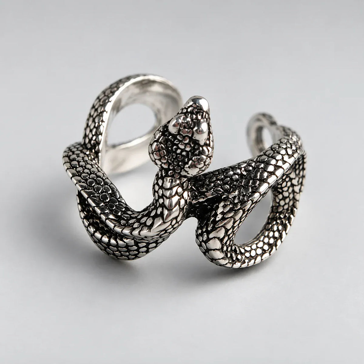 Bague Serpent Entrelacé sur fond clair