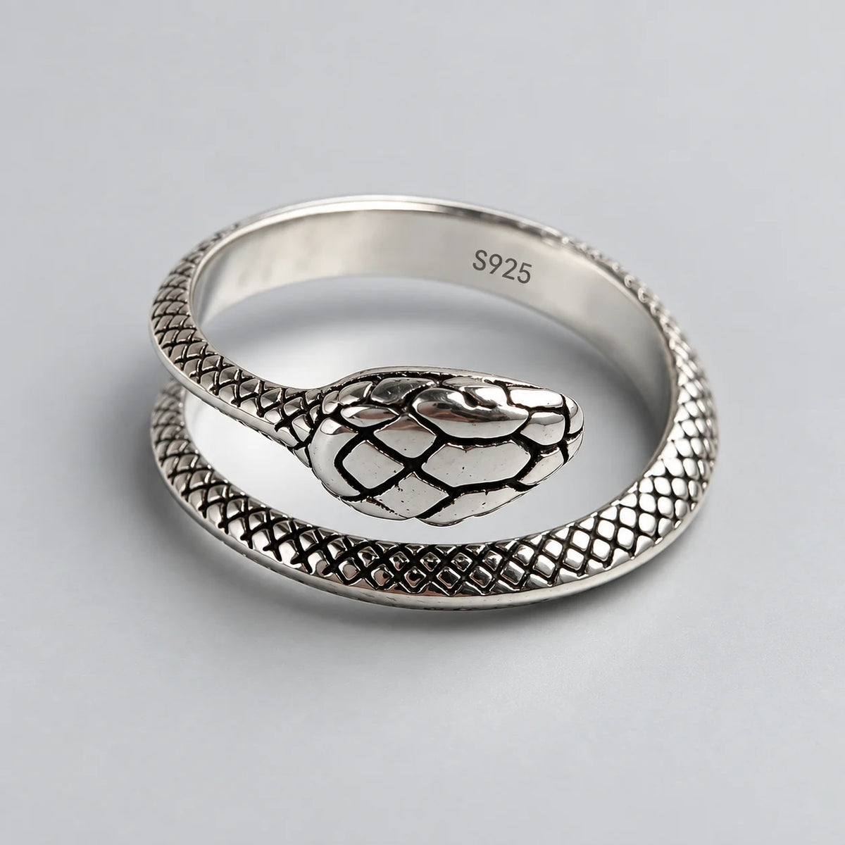 Bague Serpent Spirale Double Tour sur fond clair