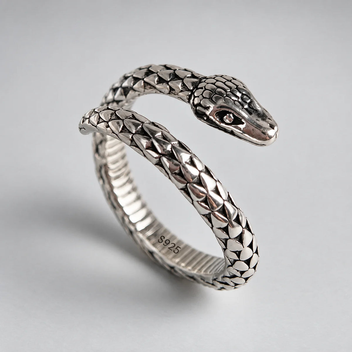 Bague Serpent Enlacé à Écailles Pointues sur fond clair