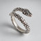 Bague Serpent Enlacé à Écailles Pointues sur fond clair