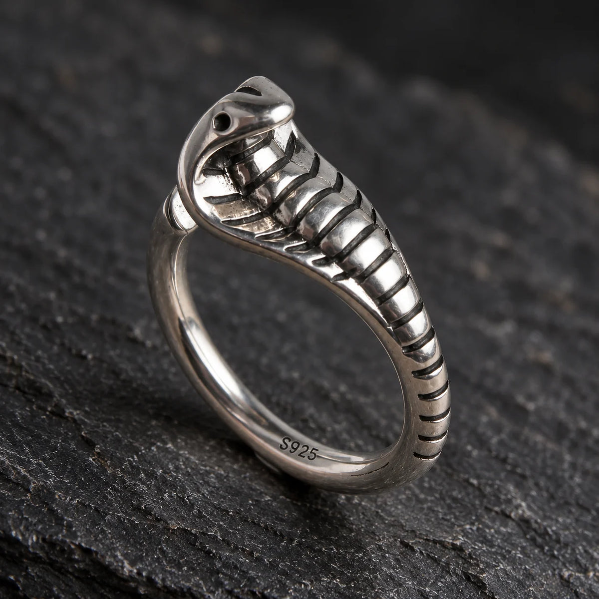 Bague Cobra au Capuchon Déployé