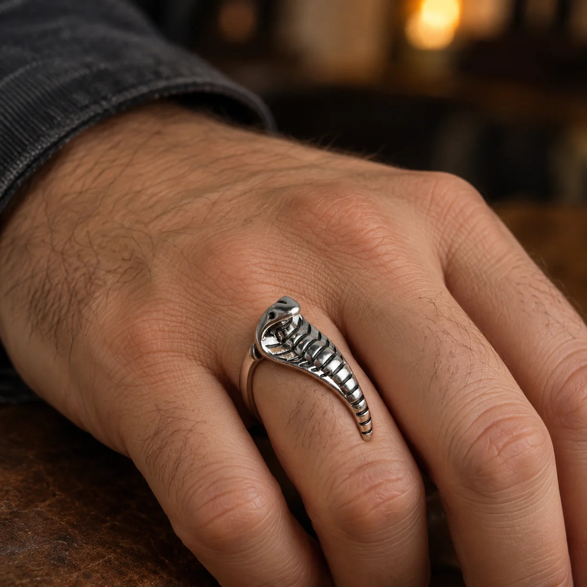 Bague Cobra au Capuchon Déployé porté