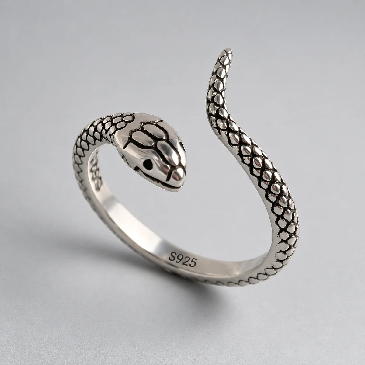 Bague Serpent à Queue Dressée sur fond clair