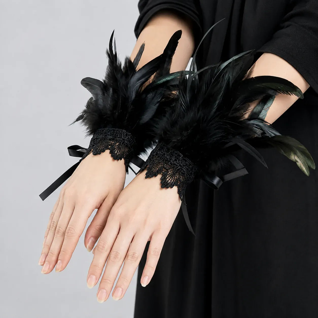 Manchette de poignet en plumes noires