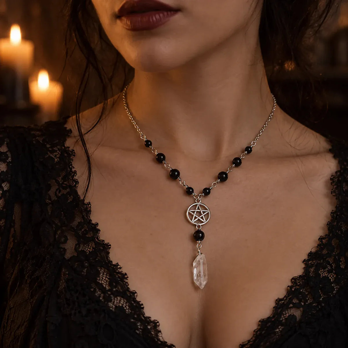 Collier Pentacle Perlé à Pointe de Cristal — porté