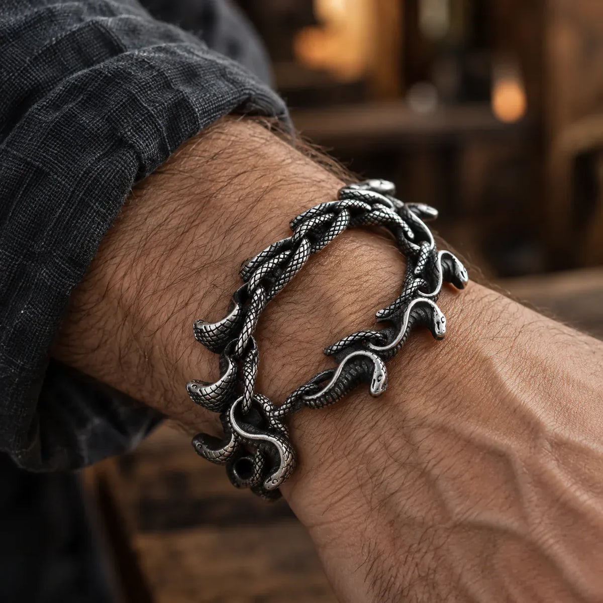 Bracelet Cobras Enchaînés porté au poignet