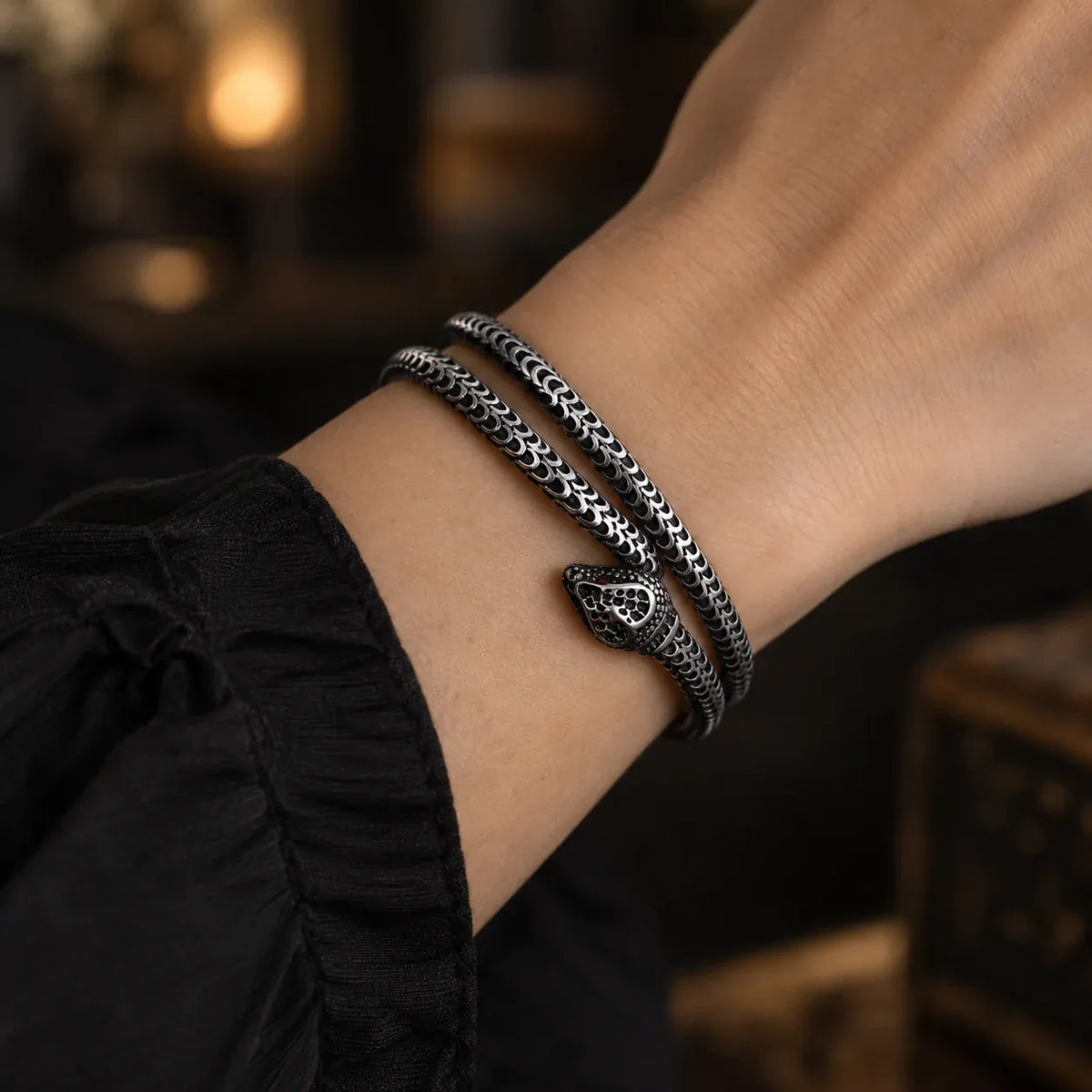 Bracelet Serpent Double Tour à Écailles Ciselées porté au poignet