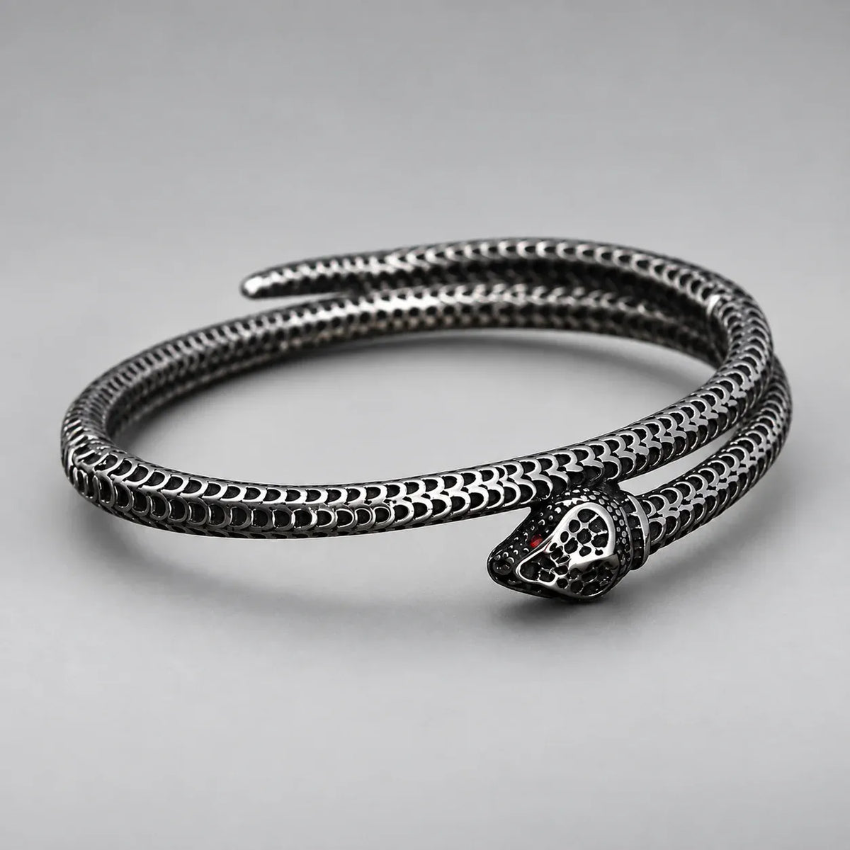 Bracelet Serpent Double Tour à Écailles Ciselées sur fond clair