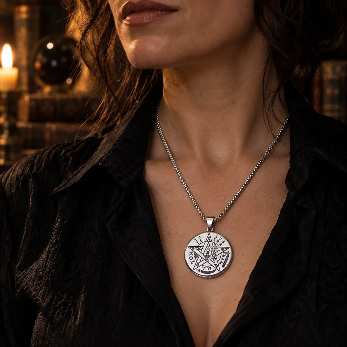 Collier Pentacle Tétragrammaton — porté