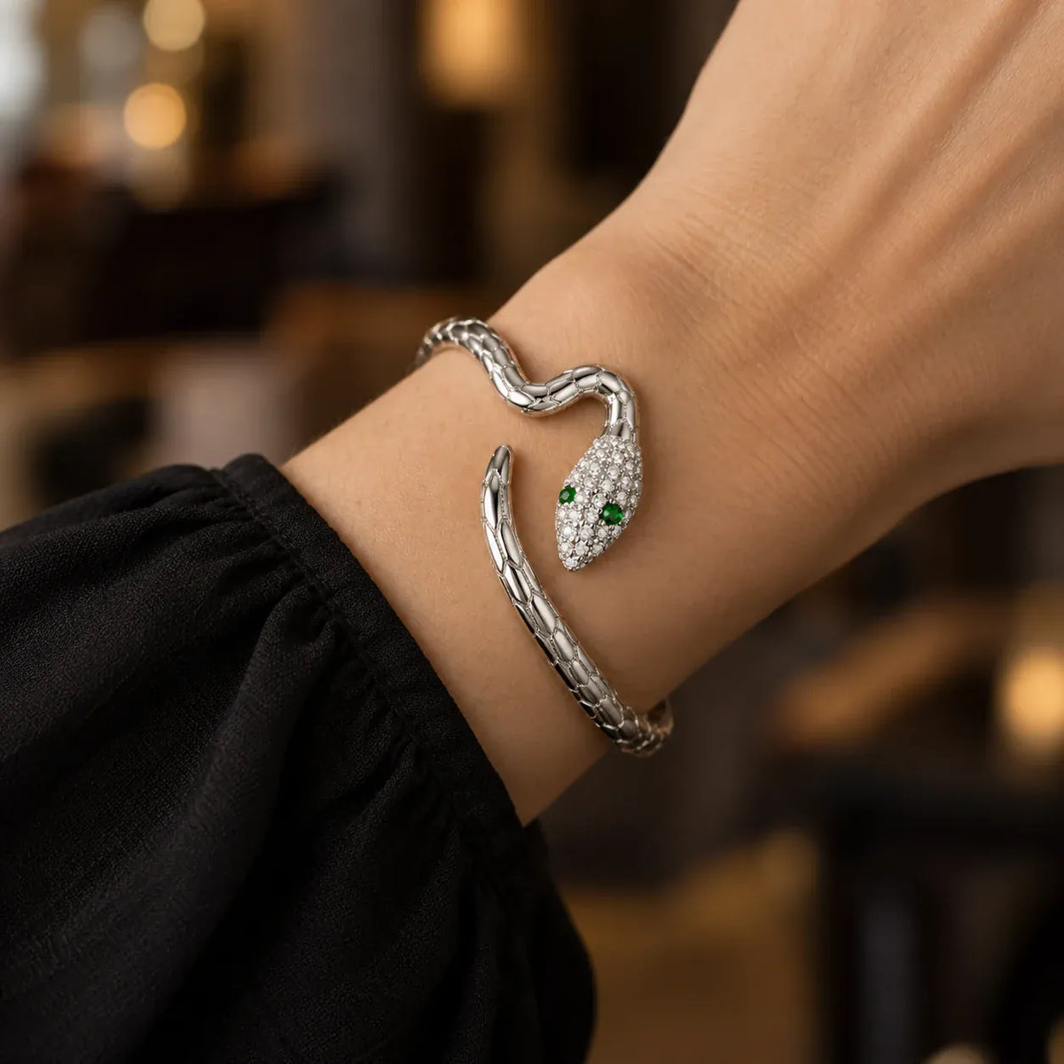 Bracelet Serpent Femme à Tête Scintillante porté au poignet