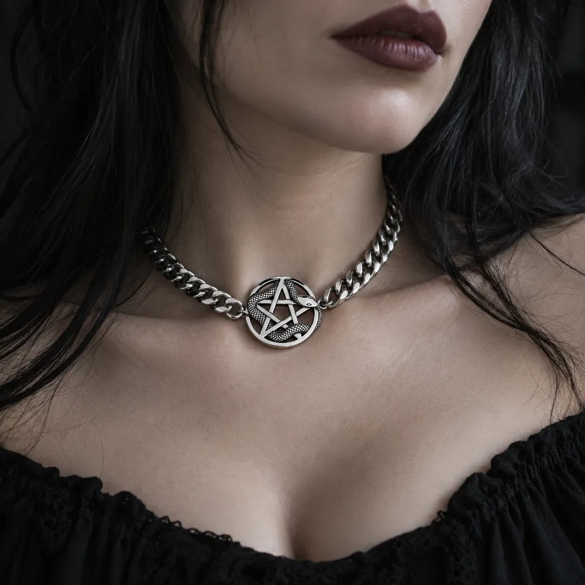 Collier Ras-du-Cou Pentacle au Serpent — porté