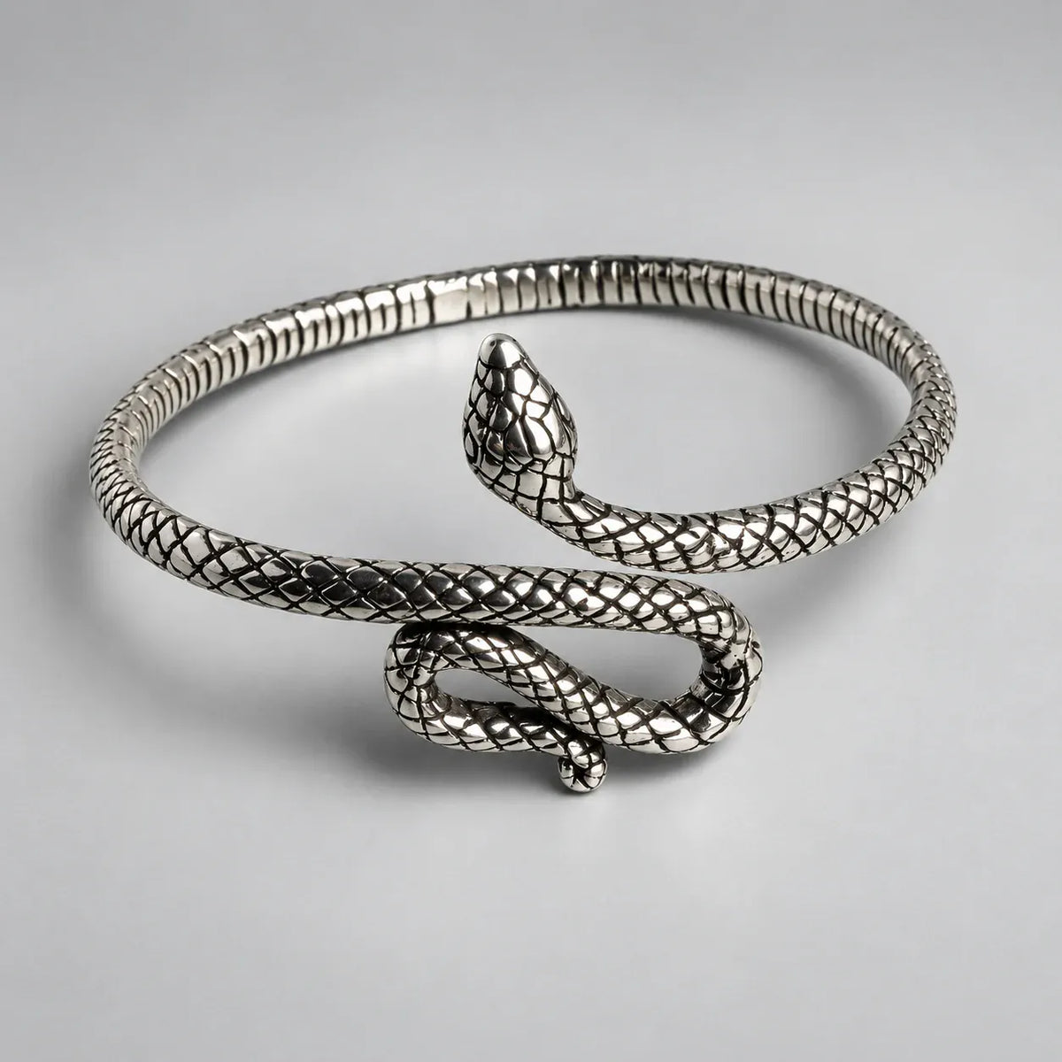 Jonc Serpent Ondulant sur fond clair