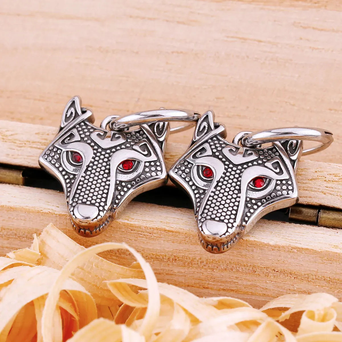 Pendantes Loup aux Yeux Rouges