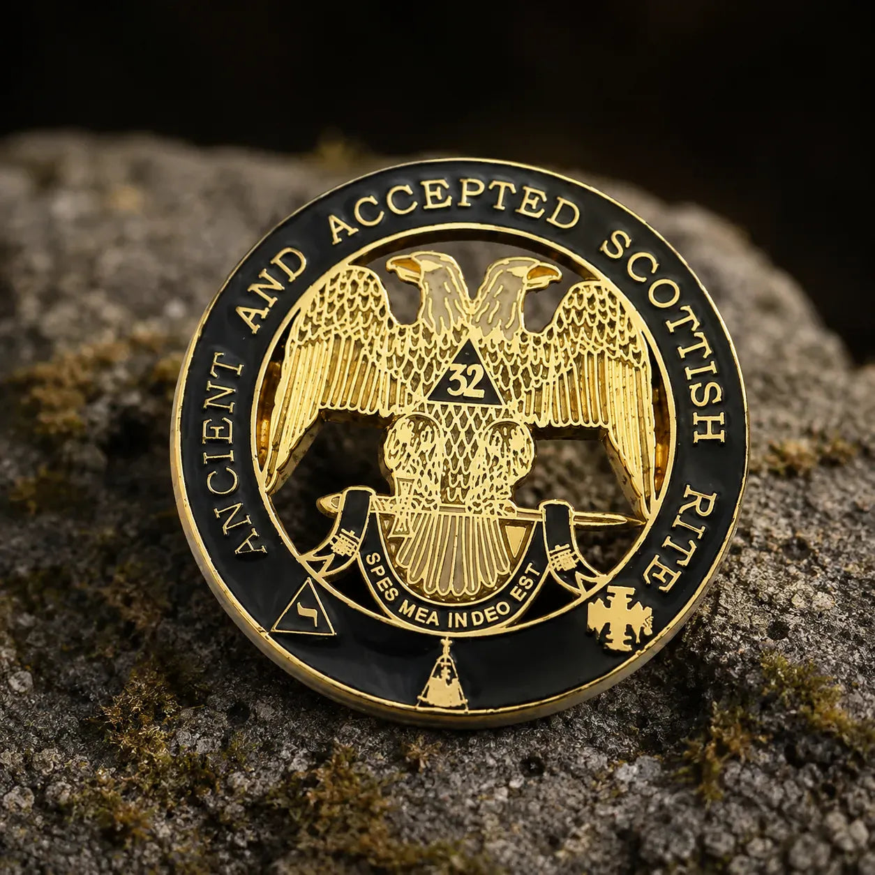 Pin's franc-maçon aigle bicéphale médaillon noir
