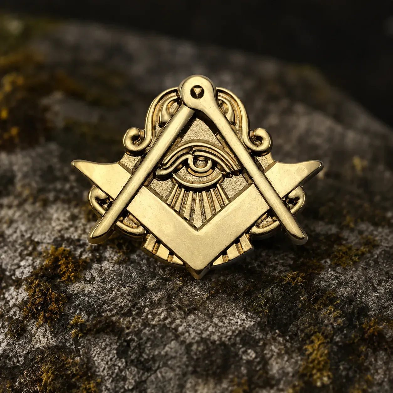 Pin's franc-maçon compas et équerre triangle rayonnant