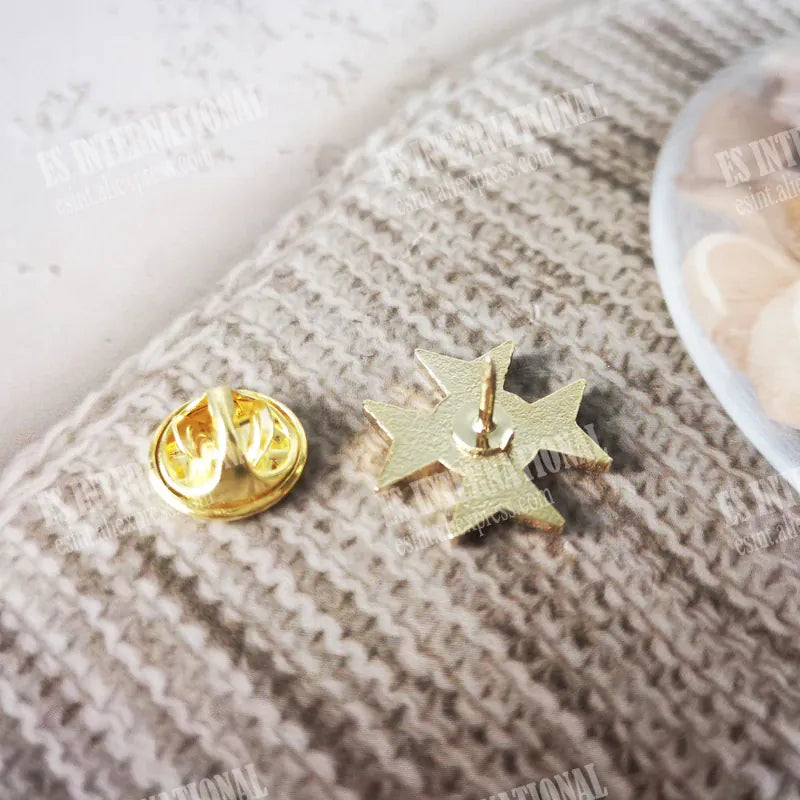 Pin's templier croix pattée rouge émaillé