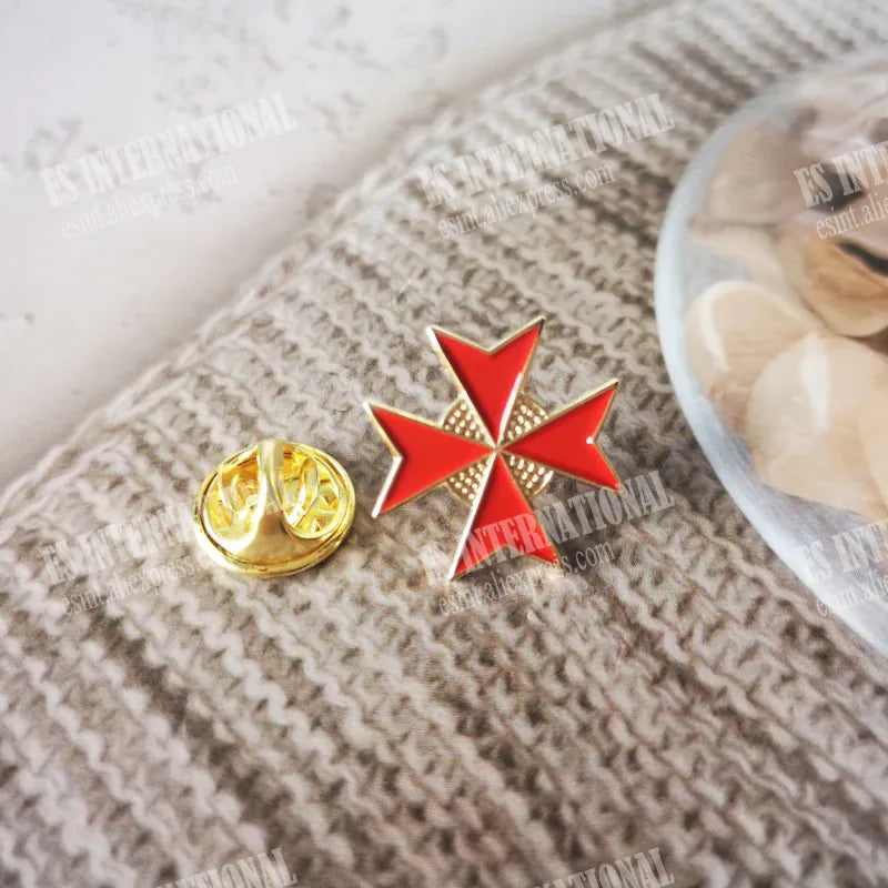 Pin's templier croix pattée rouge émaillé