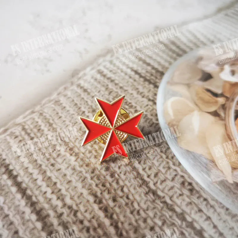 Pin's templier croix pattée rouge émaillé